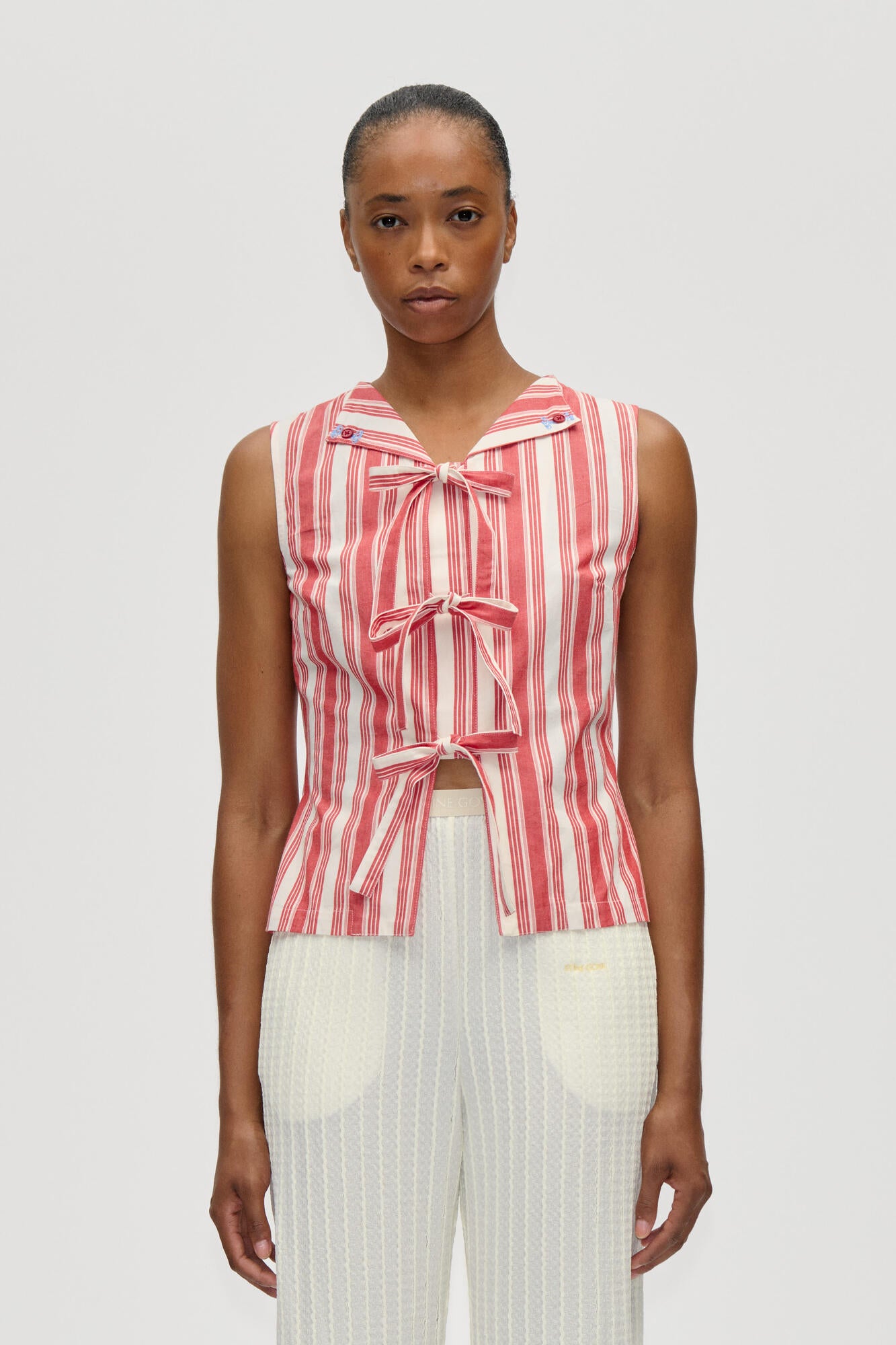 2487 Tie Front vest - Scarlet Trot